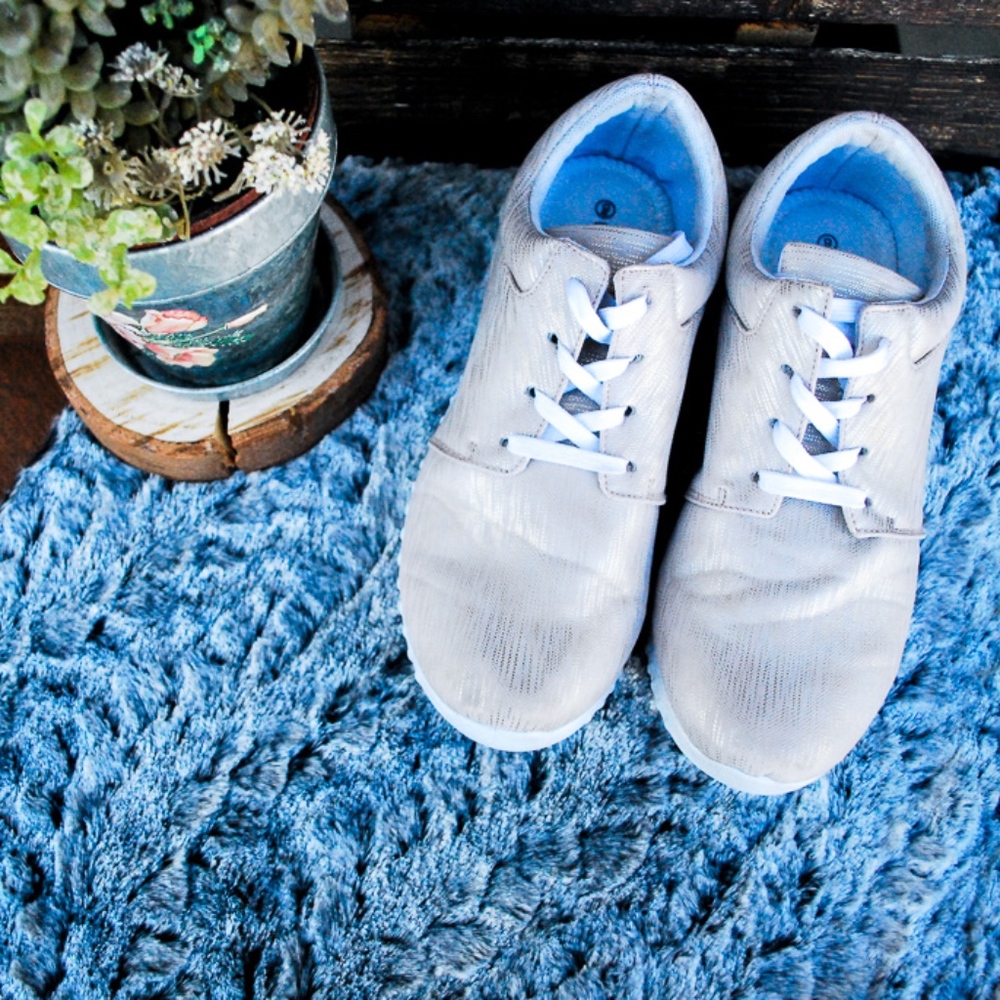 WILD DIVA LOUNGE SNEAKER BLUSH PINK SIZE 9 (A8)